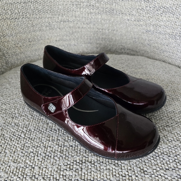 Dansko Shoes - Dansko Opal Patent Mary Jane Flats in Black Cherry 38 7.5 8